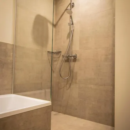 胡伊斯霍埃威酒店 3* 克诺克－海斯特